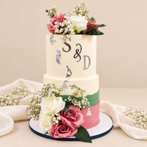 Zweistöckige Hochzeitstorte Sage und Rosé mit Rosen, Schleierkraut und Monogramm