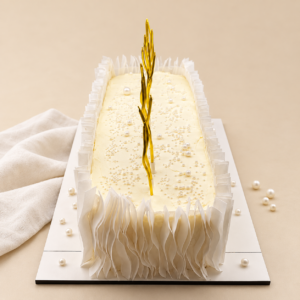 Rechteckige weiße Hochzeitstorte mit Waffelpapier-Rüschen, Perlen und goldener Ähre