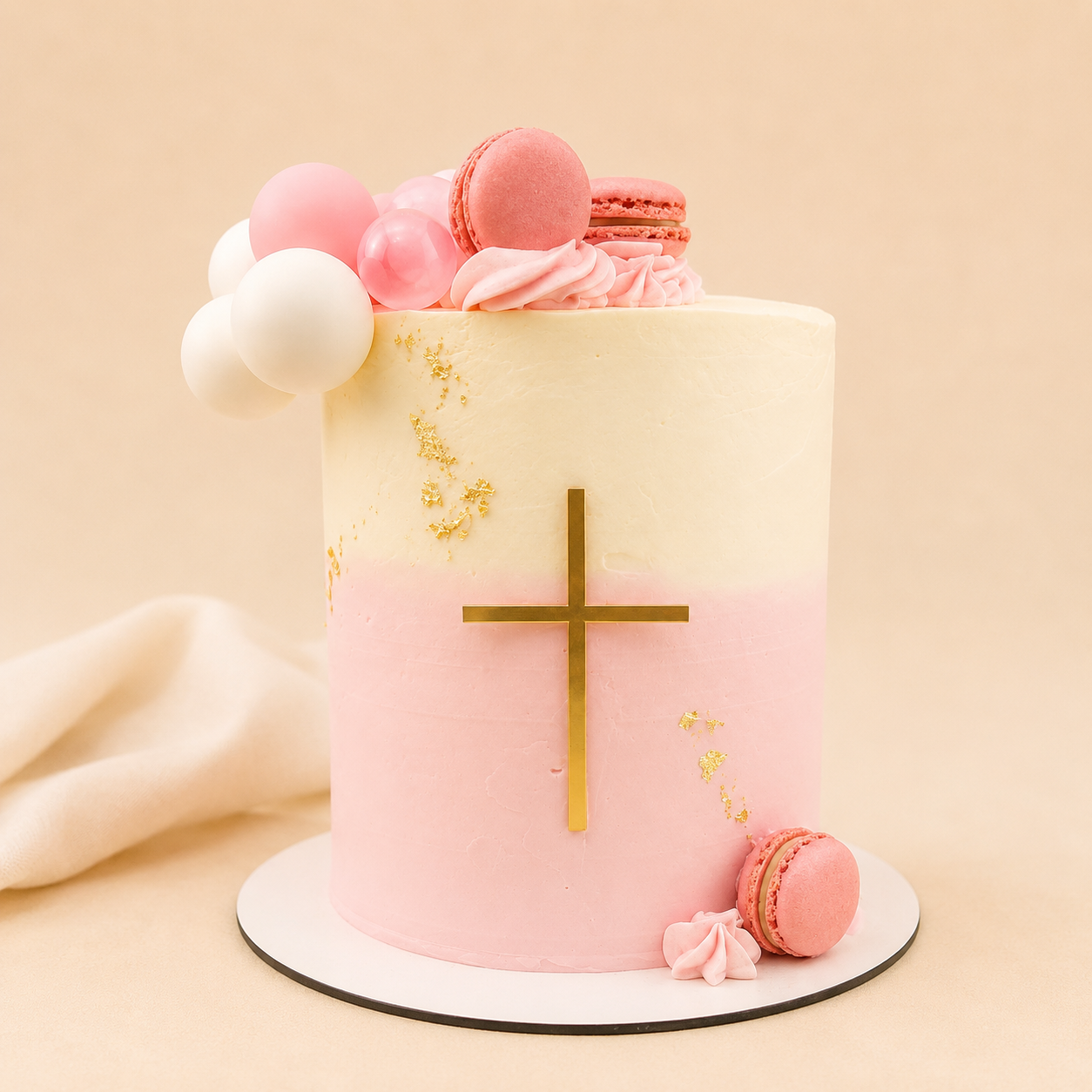 Kommunionstorte mit Goldkreuz & Macarons – Bild 2