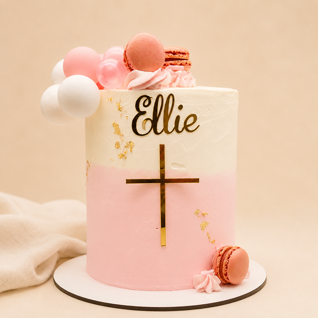 Kommunionstorte mit Goldkreuz & Macarons
